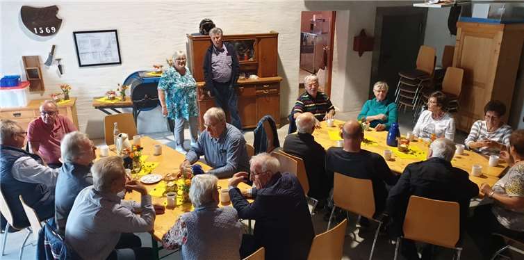 27 Mitglieder nahmen am Helfertreffen teil und tauschten sich in herbstlicher Atmosphäre aus. Foto: privat