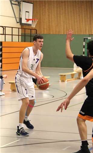 27 Punkte und 17 Rebounds für Jan Krüger gegen Troisdorf.