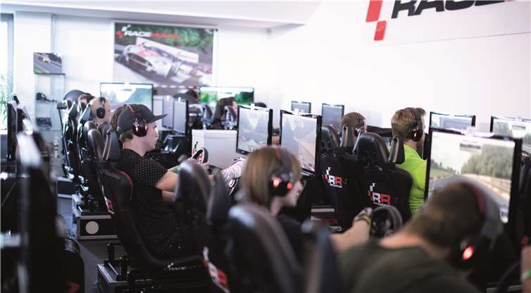 27 Teams mit über 100 Fahrern werden sich im Raceroom Café direkt neben der Start- und Zielgeraden eine Hatz durch die „Grüne Hölle“ liefern. Fotos: MIGUEL BOSCH / WWW.GT-REPORT.COM