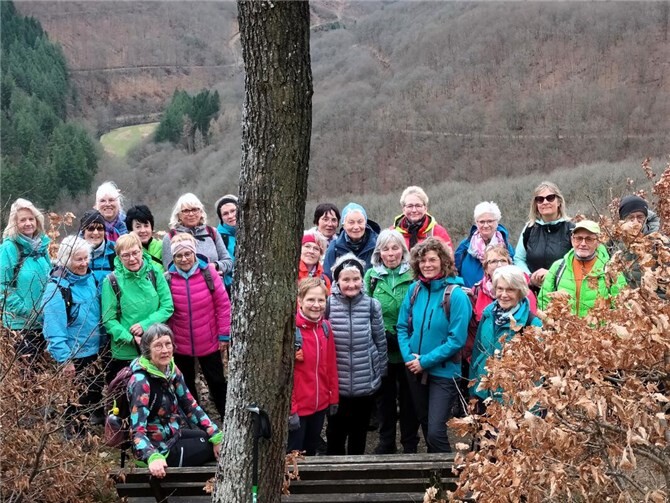 27 Wanderfreunde des Eifelvereins Sinzig machten sich unter Führung von Heike Klüh auf den Weg in die Osteifel.Foto: privat