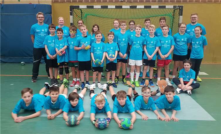 27 handballhungrige Jungen und Mädchen trainierten in der heimischen Sporthalle.privat