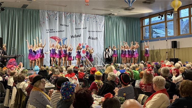 270 Deichstädter füllten die bunt dekorierte Halle in Irlich.  Foto: Susanne Thiele