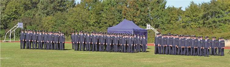 270 junge Polizeibeamte haben in Heimerzheim ihre Ausbildung begonnen und leisten gemeinsam ihren Diensteid. Weigert