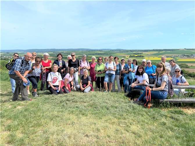 28 Bewegungsbegleiter aus Mayen-Koblenz tauschten sich bei einem gemeinsamen Spaziergang auf dem Traumpfädchen Paradiesweg in Polch aus. Foto: Kreisverwaltung Mayen-Koblenz