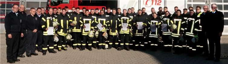 28 Feuerwehrmänner und 4 Frauen haben den Grundausbildungslehrgang erfolgreich beendet. SES