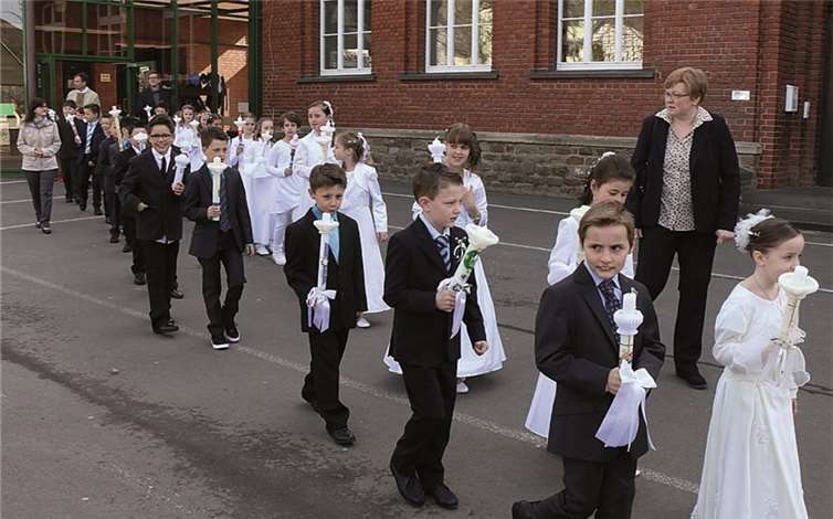 28 Jungen und Mädchen wurden in die Kirche und Gemeinde aufgenommen.SES