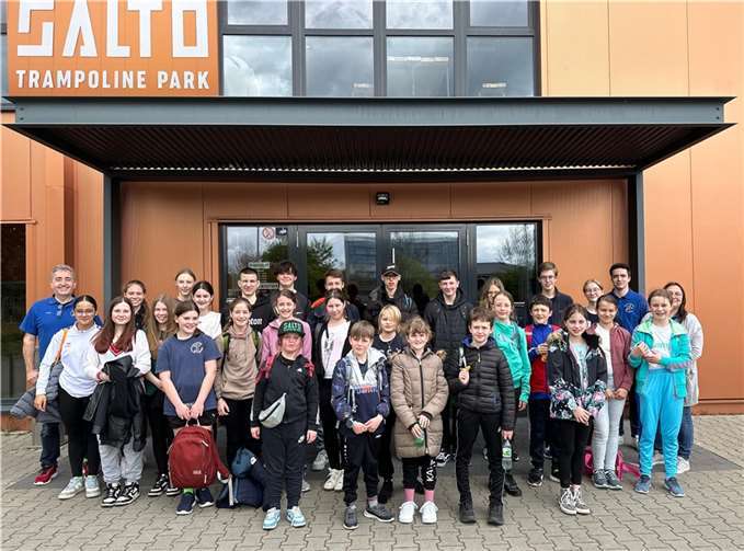 28 Messdiener und die drei Betreuer der Pfarrei St. Barbara Mendig beim Besuch des Trampolinparks in Koblenz.  Foto: privat