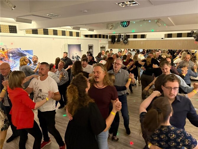 28 Paare nahmen in Neuwied am Weltrekordversuch teil.  Foto: privat