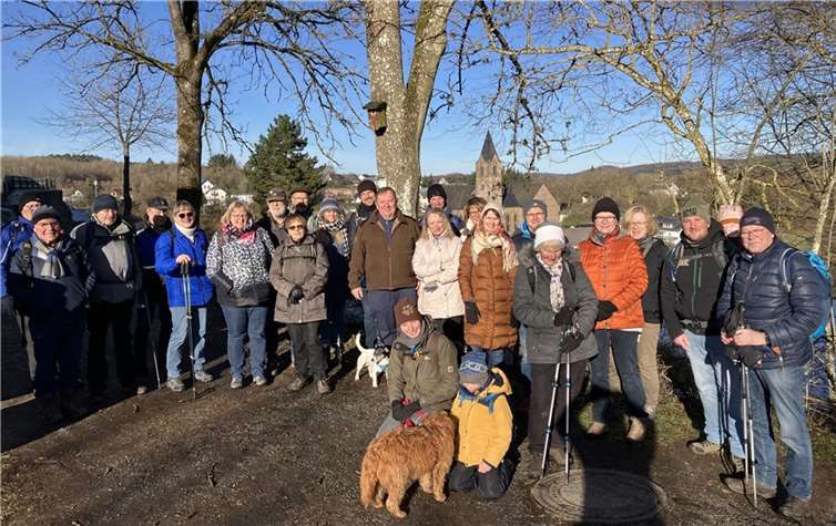 28 Wanderfreunde des TuS Pommern genossen das sonnige Winterwetter. Fotos: privat
