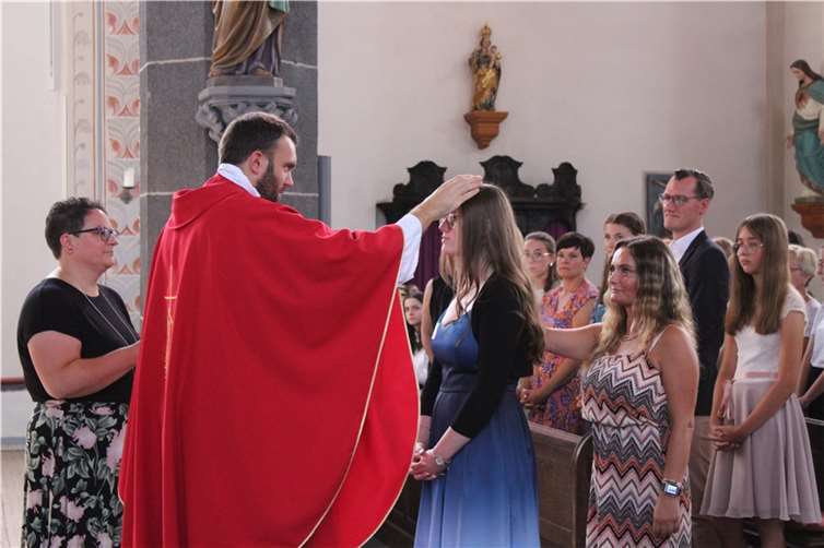 28 junge Menschen aus der Pfarreiengemeinschaft Kruft-Nickenich haben am 7. September in der Kirche St. Arnulfus das Sakrament der Firmung erhalten. Foto: Eva Schlaf