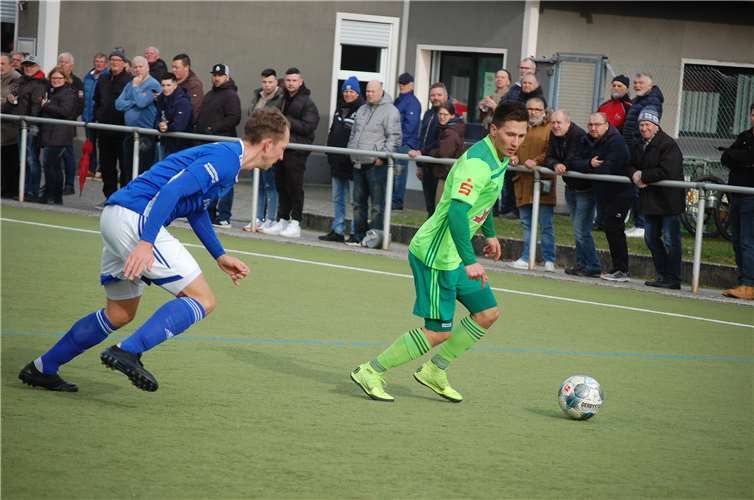280 Zuschauer kamen im Spiel zwischen der SG Eintracht Mendig/Bell (rechts Björn Gilles) und dem TSV Emmelshausen (links Nils Bast) voll auf ihre Kosten.