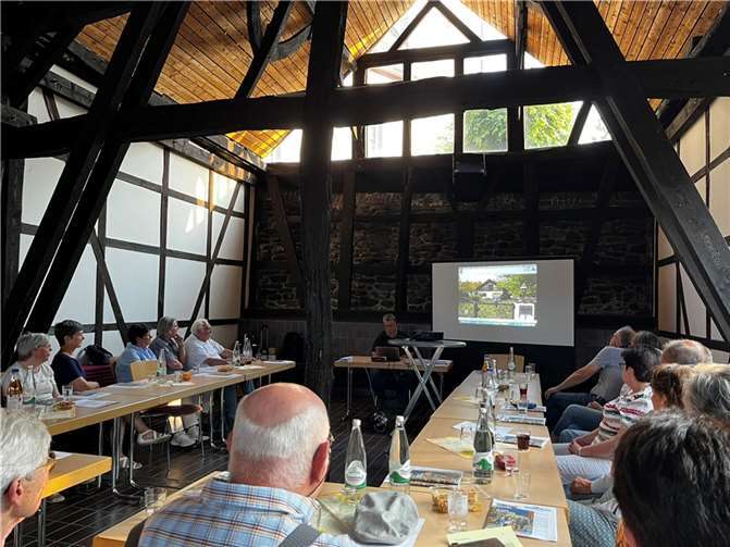 29 Besucherinnen und Besucher wurden zum Thema Enkeltrick, Internetbetrug, Messangerbetrug rundum von KHKin Wichterich von der Präventionsstelle des PP Bonn informiert. Foto: privat