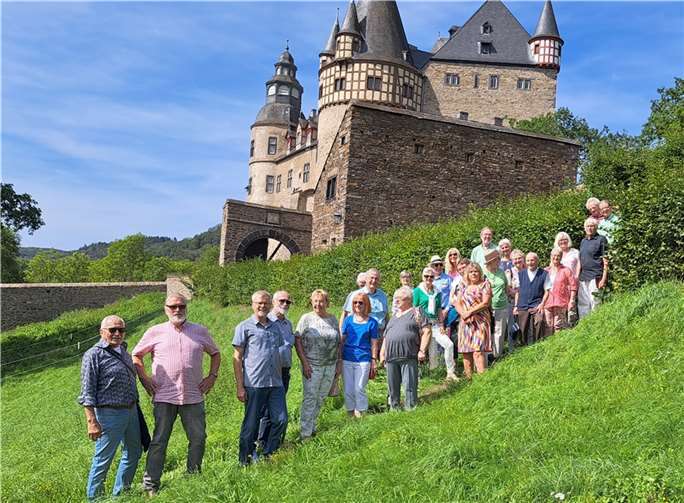 29 Mitglieder des Vereins plus/minus 60 aktiv e.V. unternahmen einen kulturellen Ausflug zum Schloss Bürresheim. Foto: Hannelore Weber