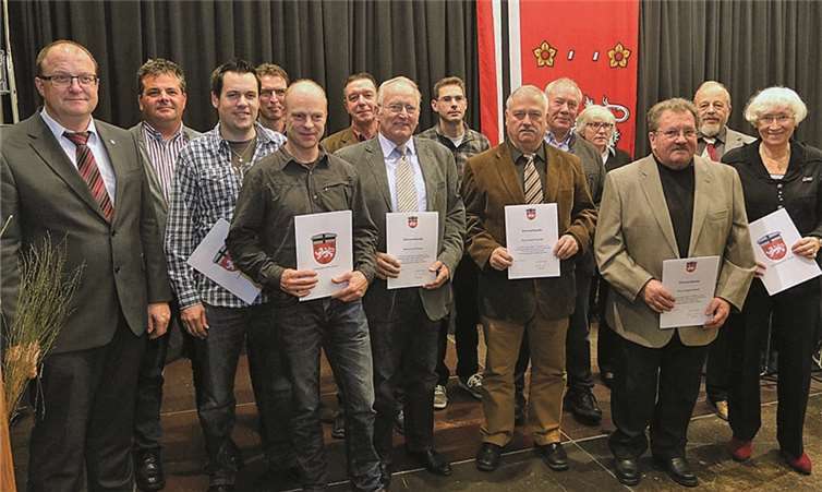 29 Personen konnte VG Bürgermeister Guido Nisius für eine Legislaturperiode mit einer Urkunde ehren.SES