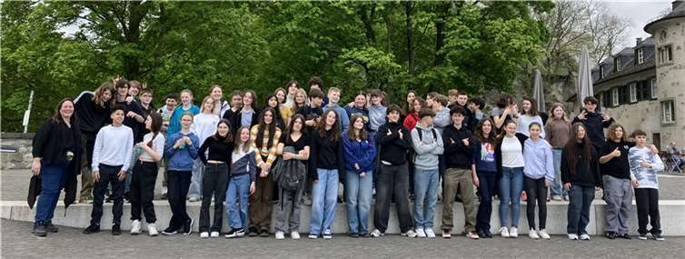 29 Schülerinnen und Schüler in Begleitung von Mme Martienne, Mme Paryard und M. Jamet von der Gastschule Jean Mounès in Pornic konnten in Linz begrüßt werden. Foto: Antje Eßer