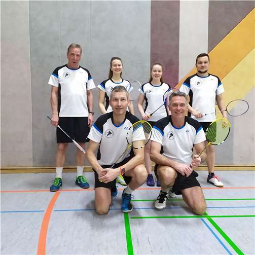 2.Mannschaft: hinten v. li.: Jürgen Becker, Sarah Hissnauer, Annika Schuth, André Konle, v. li.: Claus Schröder, Jörg Kahn. Fotos: privat