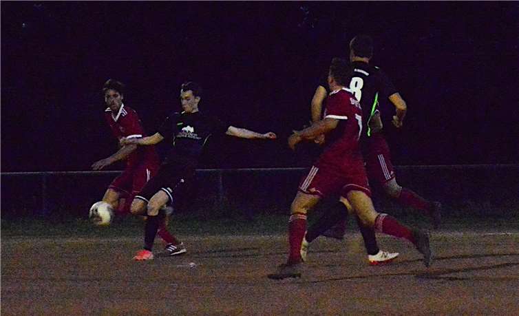 (2.v.l.) Yannick Nücken (4) vom SV Wershofen/Hümmel machte in der 90(+4). Minute das Eigentor. Fotos: CF