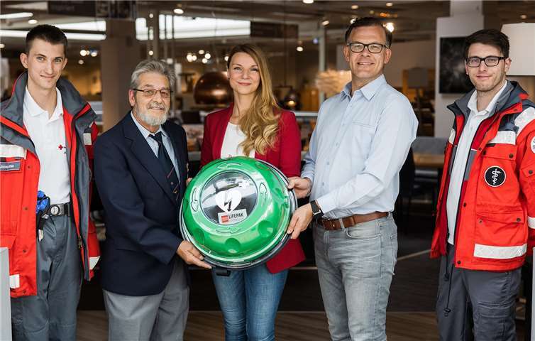 2.v.li. Erwin Holl, 1. Vorsitzender DRK Dieblich, Mitte Nadine Zimmermann, Marketingleitung Möbel Billi, 2.v.re. Ralf Pfitzner, Sekretär das Lions Club Dieblich sowie außen: Marcel Köllmer, Bereitschaftsleiter und Jonas Weis, stellv. Bereitschaftsleiter DRK Dieblich. Quelle: billi Handels GmbH