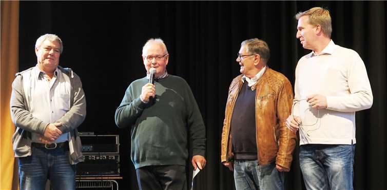 3 Generationen Hausmeister – Wolfgang Dittkrist (2. von links) mit seinem Noch-Kollegen Harald Frank (links), seinem Vorgänger Günter Radermacher und seinem Nachfolger Thomas Bösche. Gemeinde Wachtberg/ie