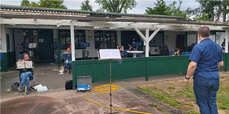 3 Meter Abstand auch zum Musikalischen Leiter.Fotos: privat