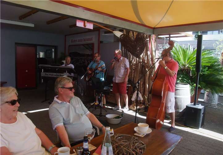 „3 Nejer un en Bunn“ spielten auf. Fotos: privat