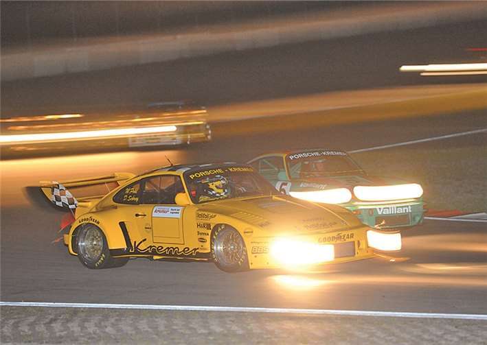 „3. Porsche Kremer Nacht der Legenden“: Wenn sich die Dämmerung über die Eifel legt, kehrt auf dem Nürburgring noch lange keine Ruhe ein - im Gegenteil