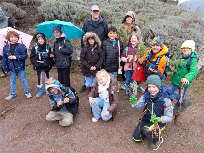 3. Schuljahr der Grundschule Lehmen mit Lehrerin Valesca Schmidt und Razejung Elmar Leyendecken nach getaner Arbeit.  Foto: Dieter Möhring