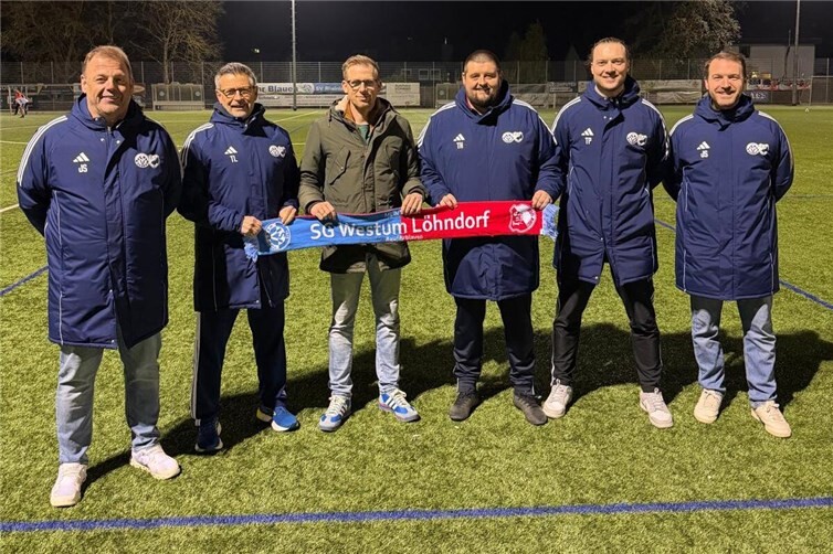 3. v.l. Neu-Trainer David Kreuzberg sowie 4. v.l. Co-Trainer Thorsten Hüppen.