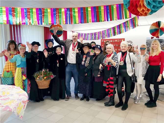 3 x Bad Breisig Alaaf und „Schnipp Schnapp - Schlips ab“. Im Beisein von Mitarbeiterinnen und Mitarbeitern des Rathauses wurde von den Bad Breisiger Möhnen erstmals auch die Krawatte des Ersten Beigeordneten Hans-Josef Marx gekürzt.  Copyright: privat