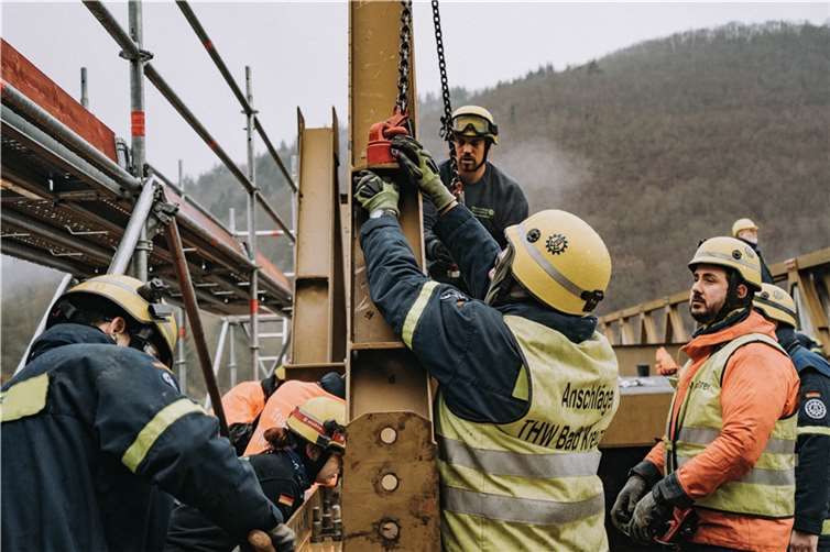 30 Einsatzkräfte bauen eine neue Schwerlastbrücke im Ahrtal.  Foto: THW/Lukas Hannig