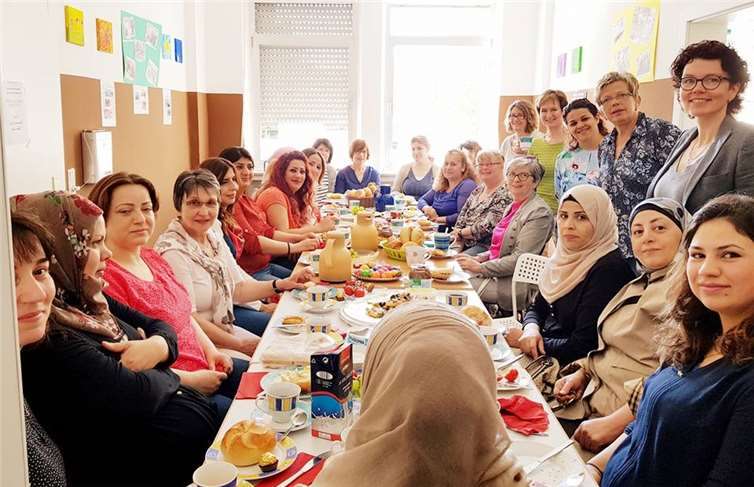 30 Flüchtlingsfrauen und Flüchtlingshelferinnen trafen sich, um gemeinsam zu frühstücken und zu reden. privat
