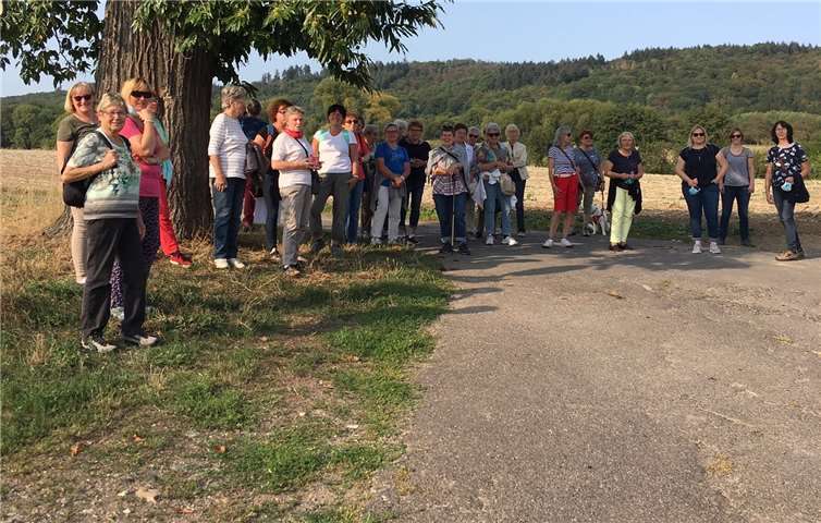 30 Frauen trafen sich unter dem diesjährigen Motto „Frauen, wem gehört die Welt?“ am Engelstor der Abtei Rommersdorf und pilgerten los.Foto: privat