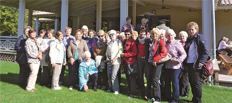 30 Frauen und vier Männer begaben sich gemeinsam nach Krefeld, in die „Stadt wie Samt und Seide“.  Privat