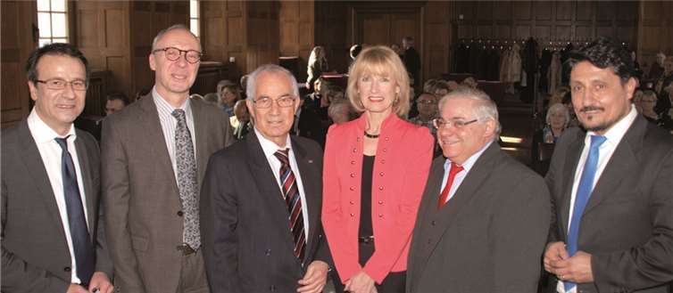 30 Jahre Beirat in Koblenz wurde in einem festlichen Rahmen gefeiert. Miguel Vicente (Beauftragter der Landesregierung für Migration und Integration), Kulturdezernent Detlef Knopp, Vito Contento (Vorsitzender des Beirates für Migration und Integration Koblenz), Bürgermeisterin Marie Theres Hammes-Rosenstein, Giuseppe Schillaci (Vorsitzender des Bundeszuwanderungs- und Integrationsrat) und Selim Özen (Landesverband AGARP).US