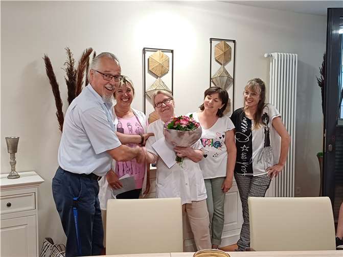 30 Jahre Leidenschaft und Engagement: Mit Maria Schimpf freuen sich Einrichtungsleiter Michael Lobb und das Team des Altenzentrums Evangelische Marktkirchengemeinde.  Foto: Stefanie Nilges/Seniorenzentrum Bethesda