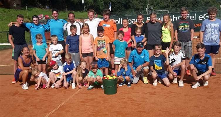 30 Jugendliche im Alter zwischen fünf und 18 Jahren nahmen am Tenniscamp teil.privat