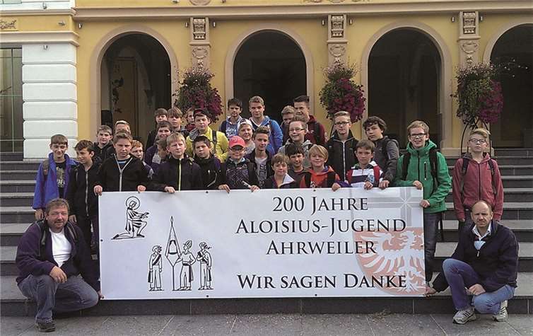 30 Jugendliche mit ihren Betreuern auf dem Weg ins Phantasialand. privat