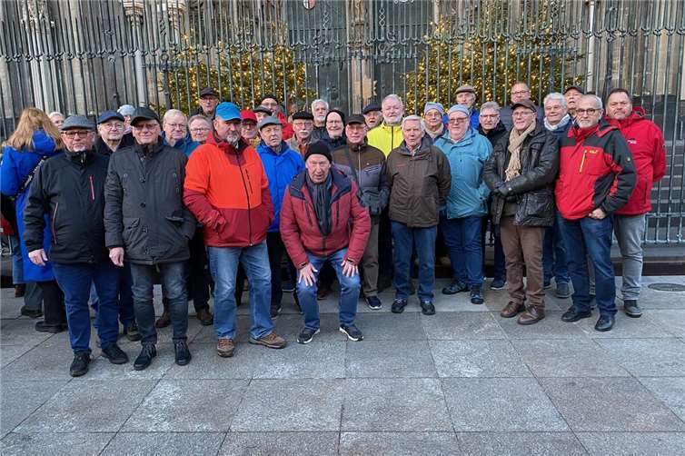 30 Kameraden der Alters- und Ehrenabteilung der Freiwilligen Feuerwehren der VG Unkel in Köln. Foto: Feuerwehr VG Unkel