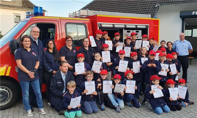 30 Kinder der „Bambinifeuerwehr der VG Puderbach“ konnten kürzlich die Prüfung zur Bambiniflamme Stufe 1 im Feuerwehrhaus in Raubach mit Erfolg ablegen. Foto: Feuerwehr VG Puderbach.