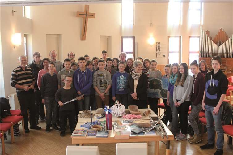 30 Konfirmandinnen und Konfirmanden begrüßten Monika und Michael Höhn im Gemeindehaus.privat