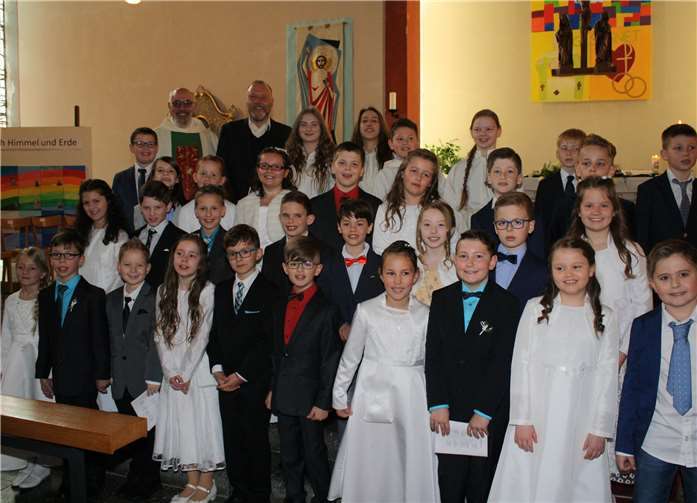 30 Mädchen und Jungen aus der Pfarreien-Gemeinschaft Kaisersesch empfingen in der Forster St. Castorkirche erstmals das Sakrament der Kommunion. te