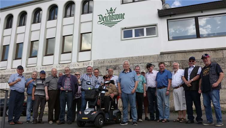 30 Mitglieder des Geländervereins an der Deichkrone.Fotos: privat