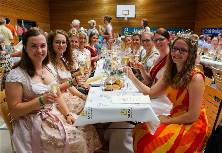 30 Weinmajestäten aus benachbartenRegionen genossen die Weinprobe in der Lehmer Sporthalle.