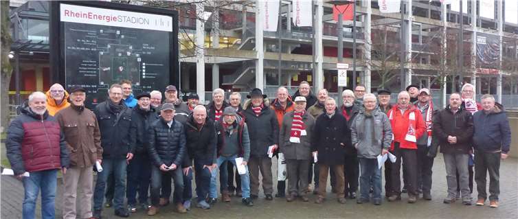 30 aktive Sänger des Linzer Männergesangvereins vor dem großen Auftritt im ausverkauften Kölner RheinEnergie Stadion.Roland Thees