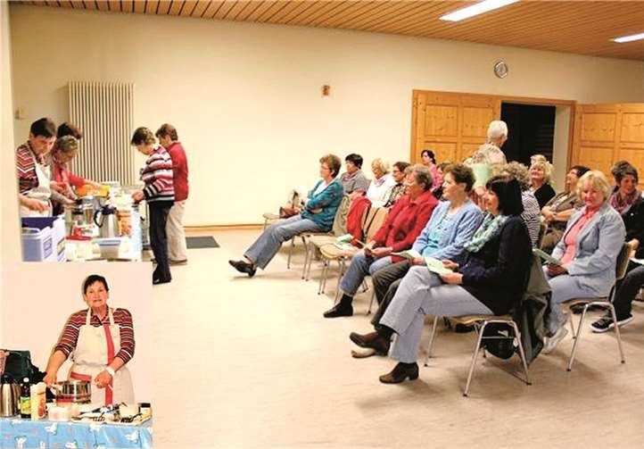 30 interessierte Teilnehmerinnen verfolgten die Kochvorführung von Elke Kraus. privat