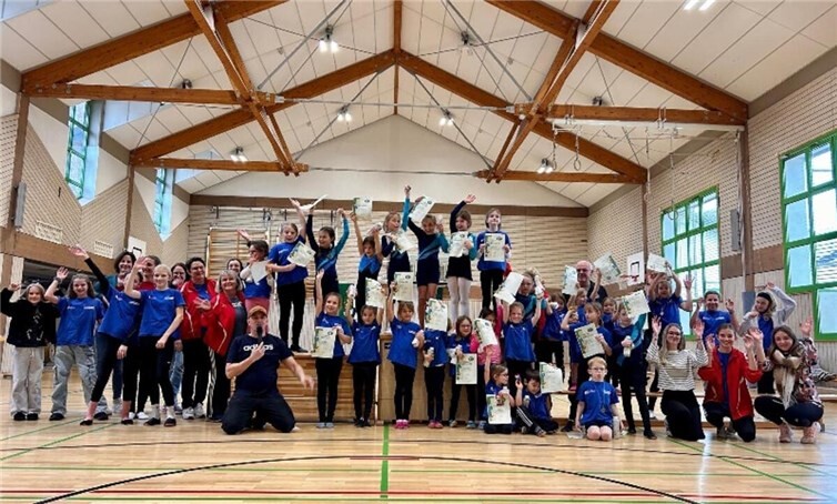 30 junge Turner zeigen ihr Können beim Debüt-Turnfest. Fotos: SV Hatzenport-Löf