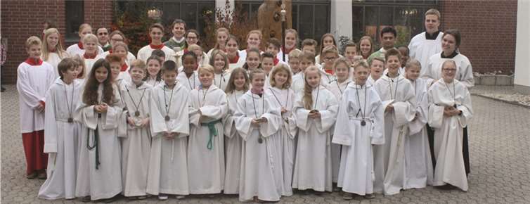 30 neue Messdiener aus ganz Wachtberg wurden in einem festlichen Gottesdienst in die Messdienergemeinschaft aufgenommen.privat