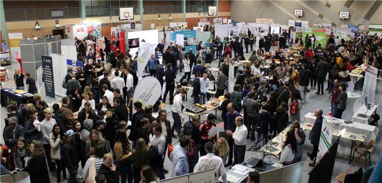 300 Ausbilder, Auszubildende und Personalverantwortlichebeantworteten die Fragen der Jugendlichen. Fotos: Anne-Frank-Realschule plus