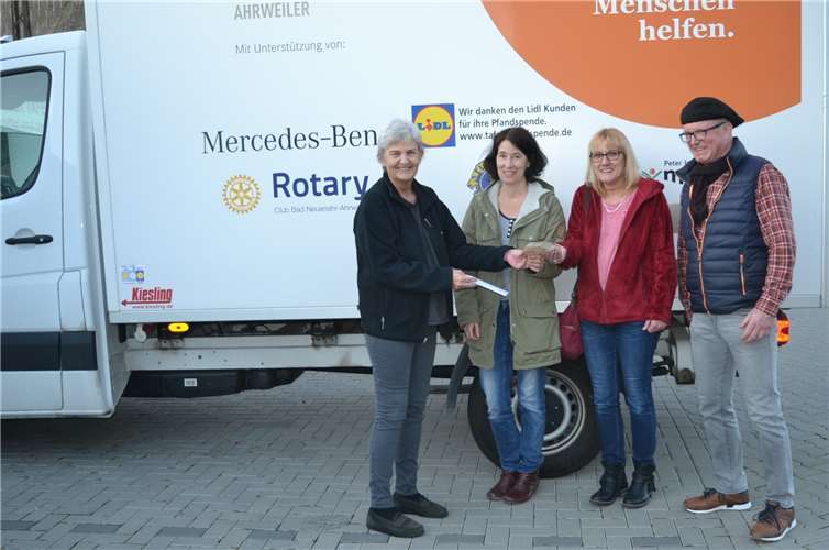 300 Euro für die „Tafel Ahrweiler“. Marion Eisler (links) und Rainer Gegg bedankten sich herzlich bei (Mitte von links) Bianca Heinrich und Monika Schneider vom Brauchtums- und Verschönerungsverein Niederich (BVV) e. V. Foto: E. T. Müller