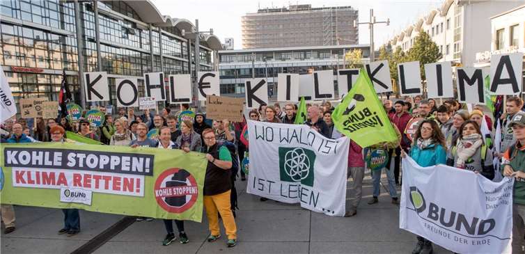 300 Klima- und Naturschützer nahmen an einer Kurzkundgebung am Koblenzer Hauptbahnhof teil.BUND/Sabine Yacoub